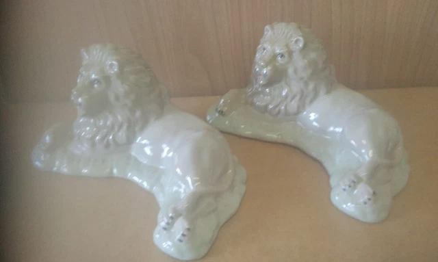 Antigua y bella figuras de porcelana, de la firma Sanbo, pareja de leones