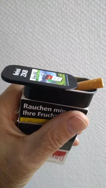 Taschenaschenbecher auf einer Zigarettenschachtel befestigt mit einem Magneten