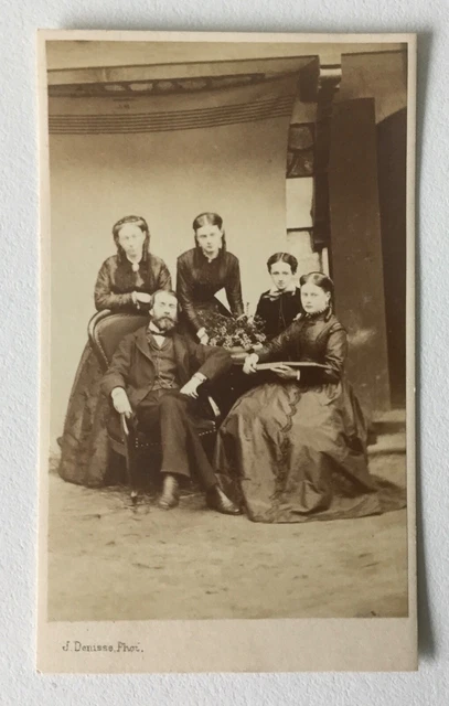 Photo CDV Ancienne – Famille Kabyles Algériens à Biskra Par Portier (vers 1865)