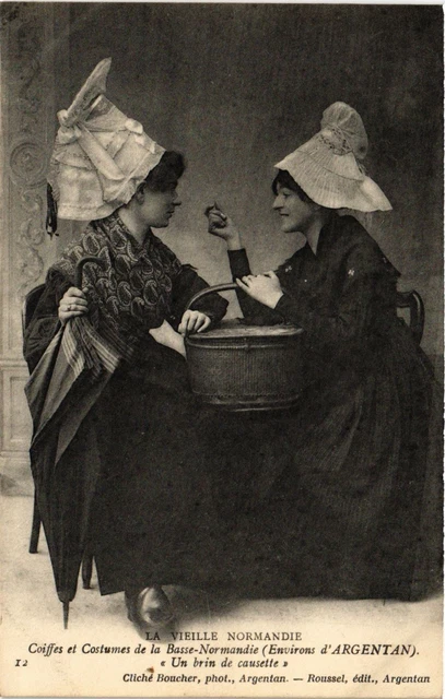 CPA La Vieille Normandie Coiffe et Costumes de la Bosse Normandie (435093)
