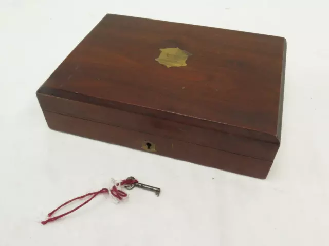 Antigua caja de madera pulida con cierre de latón bisagras cresta 25 x 19 x 7 cm