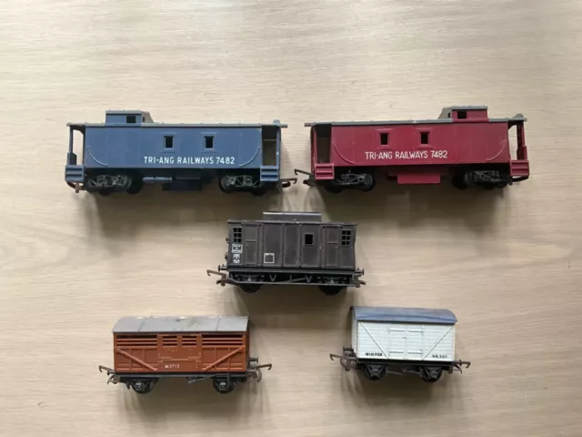 5 X Vintage Triang Train Carriages.