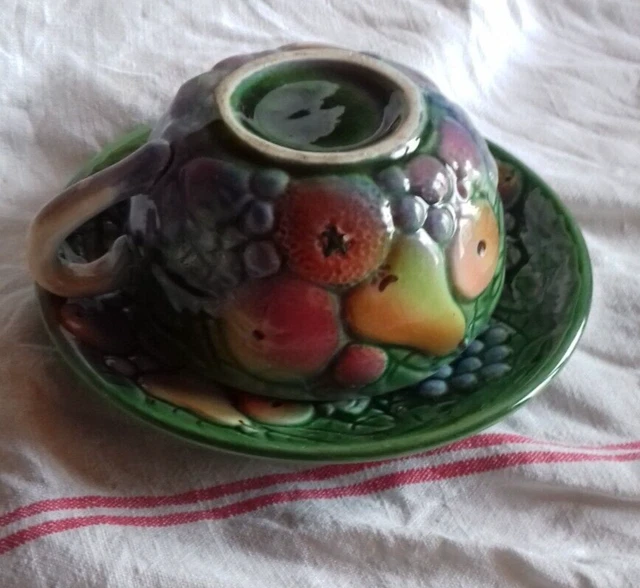 Tasse  Sous Tasse  A Chocolat En Barbotine Polychrome Fruits Pomme Poire Raisins