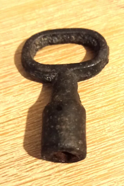 antiker 4 Kant Schlüssel - Kaminschlüssel - aus Guss - Sammlerstück - rar