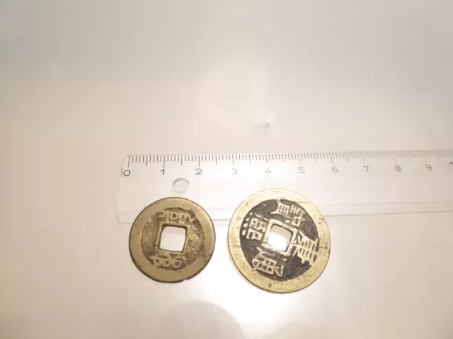 2 x alte Münze vermutlich Japan oder China mit Loch in der Mitte Messing? 7,4 g