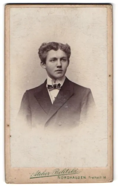 Fotografie Belitski, Nordhausen, Freiheit 14, Portrait junger Mann im Anzug mit
