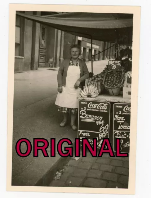 Orig Foto 50er Händlerin posiert am Obst & Gemüse Stand mit Coca Cola Werbung