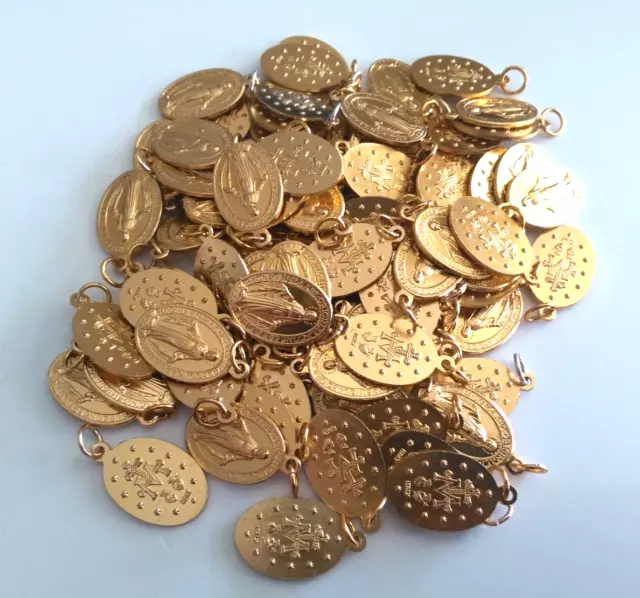 Packung 83 Religiöse Medaillen aus Metall Golden REF78680