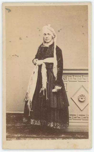 CDV circa 1870. Portrait d'une femme, pays de l'est à identifier. Russie ?