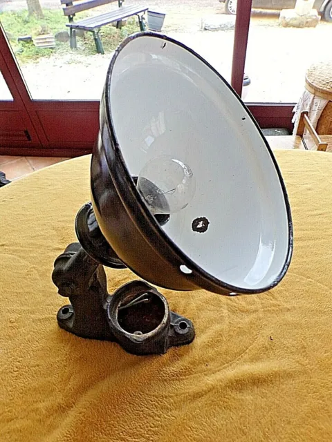 Ancienne lampe de rue indus-pied en fonte 1900-assiette en tôle émaillée noire