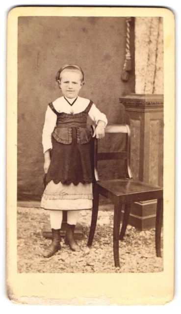 Fotografie unbekannter Fotograf und Ort, Kleines Mädchen im modischen Kleid