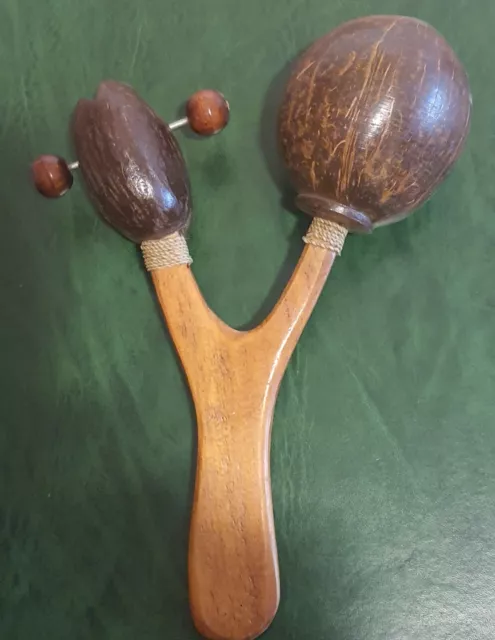 DOUBLE  Maracas et perc vernis 18cm hauteur sur épaisseur boules avec grains 8cm