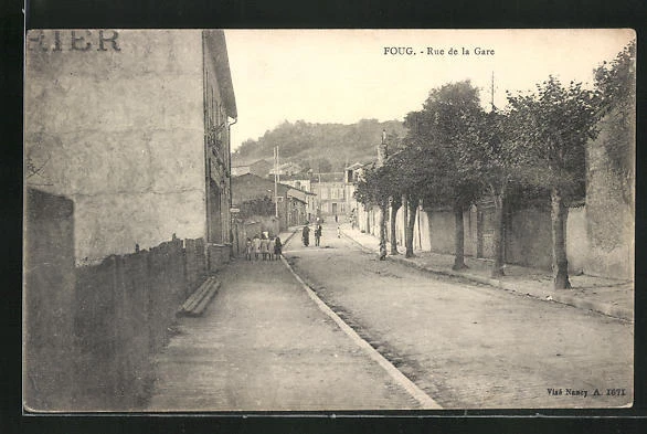 CPA Foug, Rue de la Gare, vue de la rue