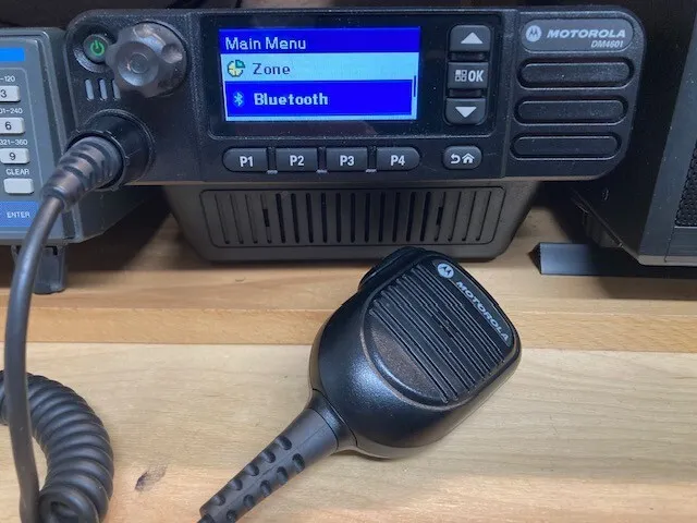 Motorola DM4601 VHF inkl. Bluetooth und AES Lizenz Handmike und Untersatz