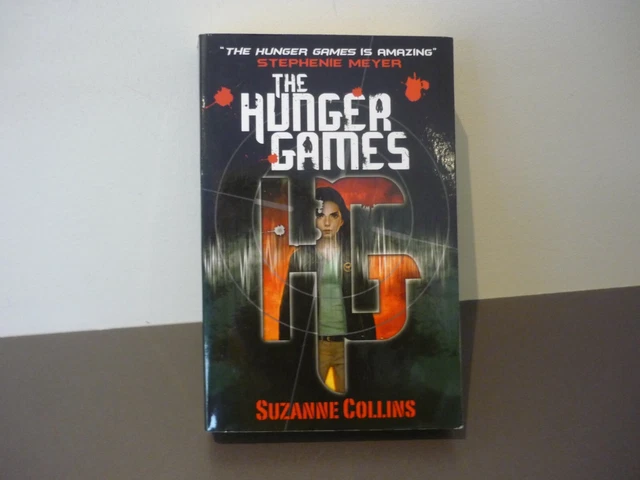 Suzanne Collins - The Hunger Games - Book 1 The Hunger Games - Combine Postage