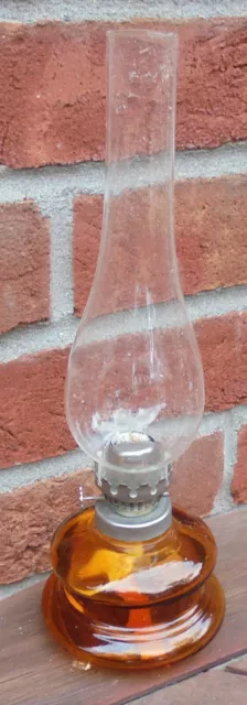 Petroleumlampe mit bernsteinfarbenen transparenten Glastank , Flachbrenner