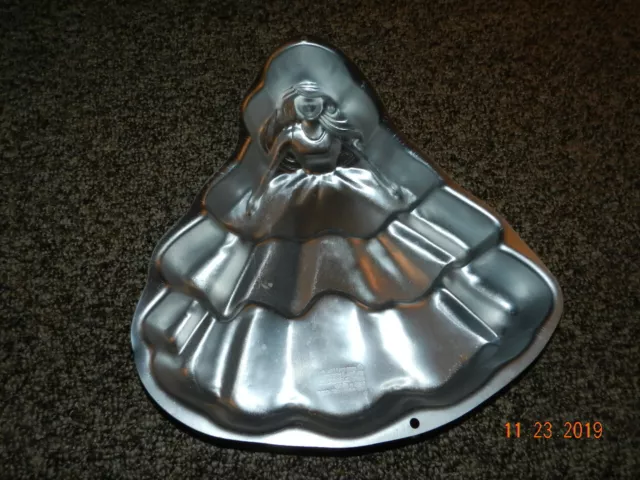 Wilton Barbie Cake Pan 1995 2105-3500 tiered dress