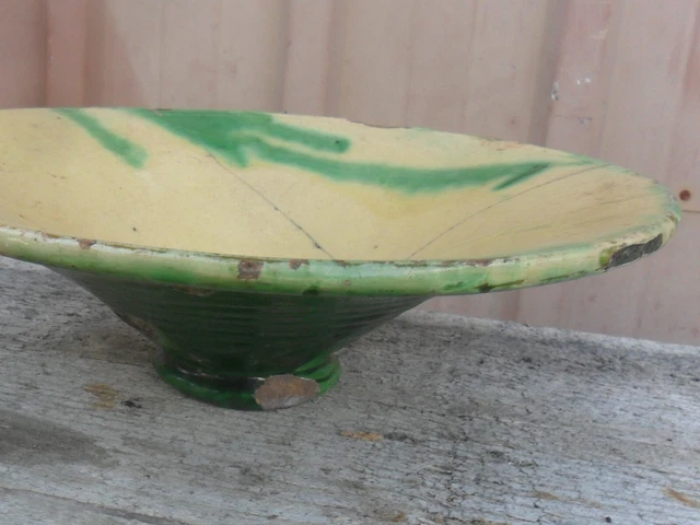 terre cuite vernissée , plat vire omelette vert jaune , ancienne poterie