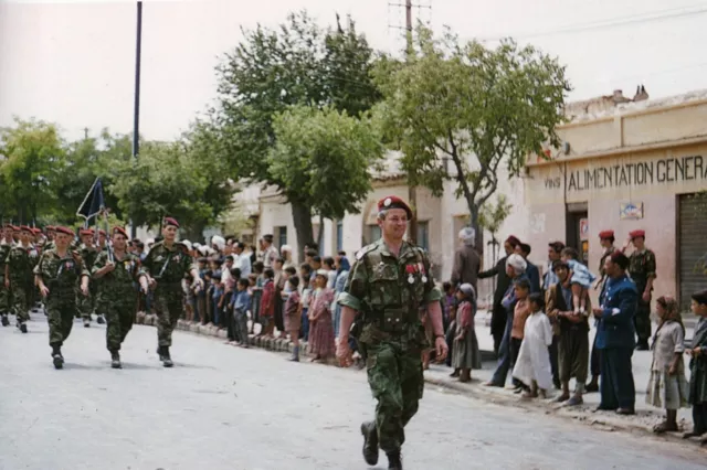 Guerre d'Algérie - Défilé d'une section de parachutistes