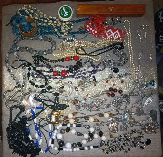 Lot De Bijoux Divers Vintage - Montre, Médailles, Collier, Broche, Etc. - Occasion