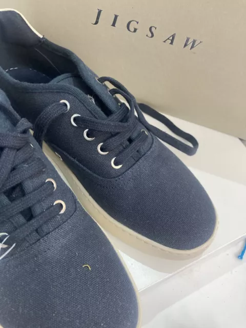 Well outlet worn plimsolls