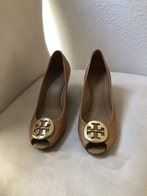 TORY BURCH Brown Tan Sally Wedge Heels Pumps Shoes Gold Logo Peep Toe 8.