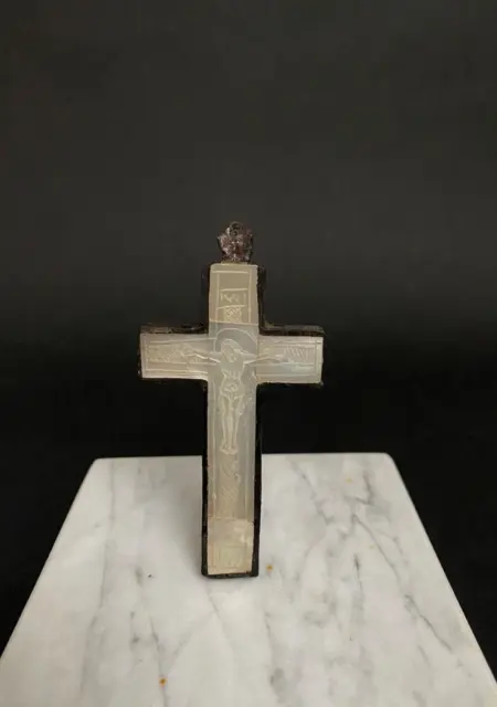 Croix en nacre et support en bois XIXe représentant le Christ M3150