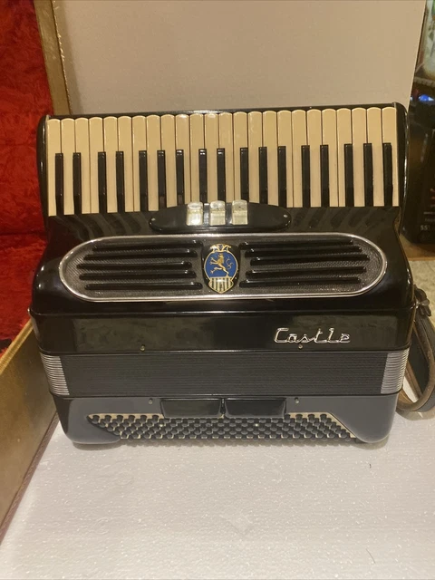 VINTAGE 1950'S Castle Italy Full size 120 Bass Piano