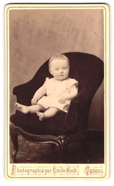 Photo Emile Koch, Vesoul, 11 Rue de la Gare, Baby im weissen Kleidchen auf Sess