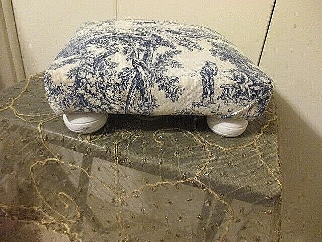 VTG  COTTAGE STYLE Wood Footstool /Foot Rest 4" H X  11" SQ WAVERLY BLUE/WHITE