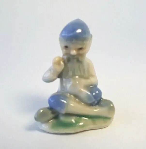 Wade Miniature Whimsies Lucky Leprechaun Ireland Porcelain Figurine Tailor Blue