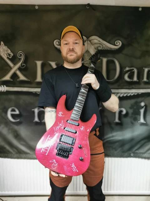 XIV Dark Centuries, Tobalts´s Gitarre, Versteigerung für einen guten Zweck