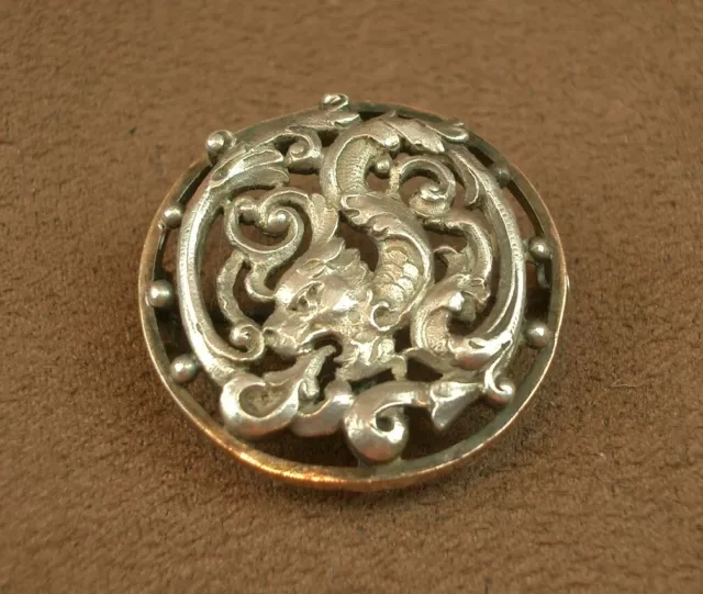 BELLE ANCIENNE BROCHE EN ARGENT MASSIF et VERMEIL A DECOR DE CHIMERE DRAGON