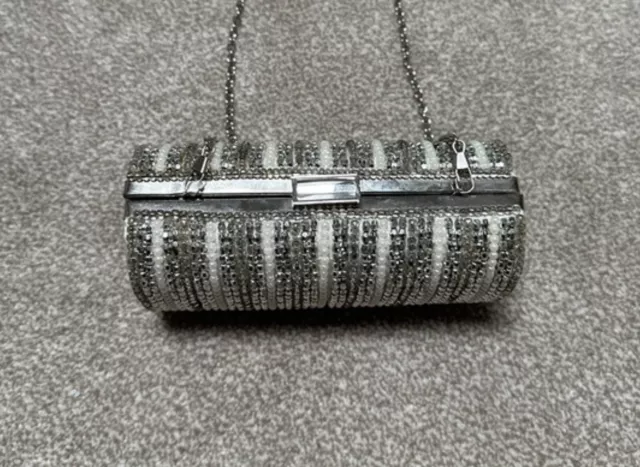 Silver Beaded & Pearl Clutch Bag With Detachable Chain Strap.    REF163