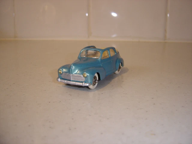 Dinky Toys Peugeot 203 réf. 24R restaurée version "découvrable" à rare pneus "M"