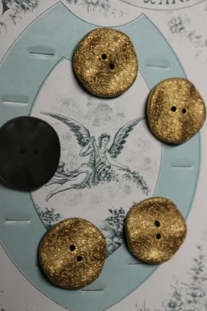 BOUTON   ANCIEN  VINTAGE  résine doré dessous noir superbe