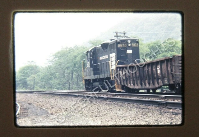 Original '73 Ektachrome Slide PC Penn Central 5872 GP7 action  Jack  28W33
