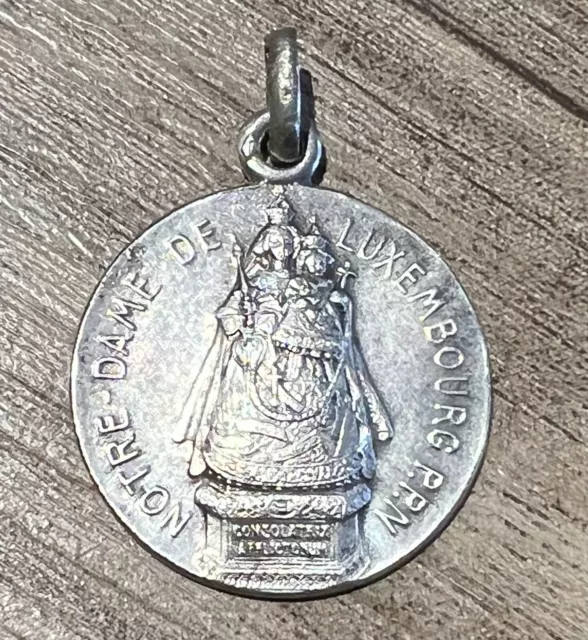 Rare Medaille religieuse ancienne " Notre Dame de Luxembourg " - metal argente
