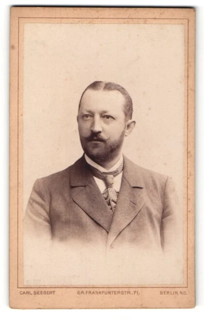 Fotografie Carl Seegert, Berlin, Portrait eleganter Herr mit Vollbart