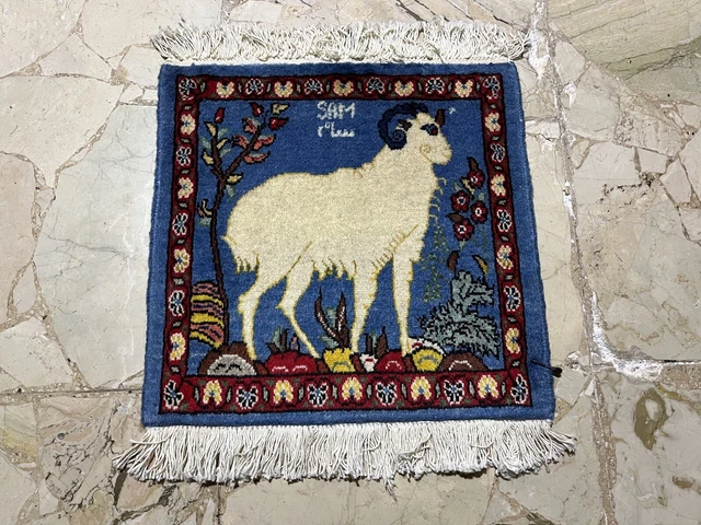 Tappeto Sarug Persia Firmato Sam Con Figura Di Pecora misura 0.42m x 0.42m
