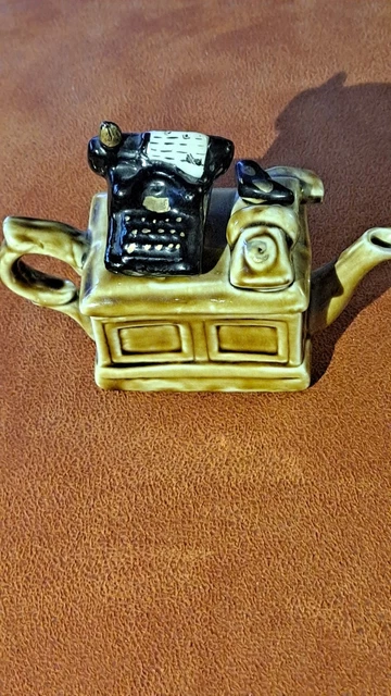 RARE VINTAGE PAUL Cardew Crime Writer Desk 3D Teapot “Murder at