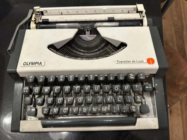 Olympia Traveller De Luxe Portable Typewriter c1978