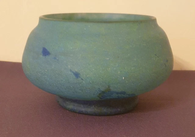 DAUM, jolie coupe/vide poche en verre marmoréen sur fond bleu