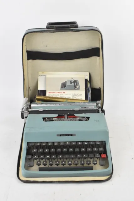 Máquina de escribir portátil vintage Olivetti Lettera 32 con estuche de viaje azul azulado 1963.