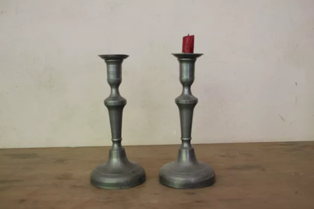 Paire de bougeoirs anciens en étain. XVIIIe - XIXe siècle.