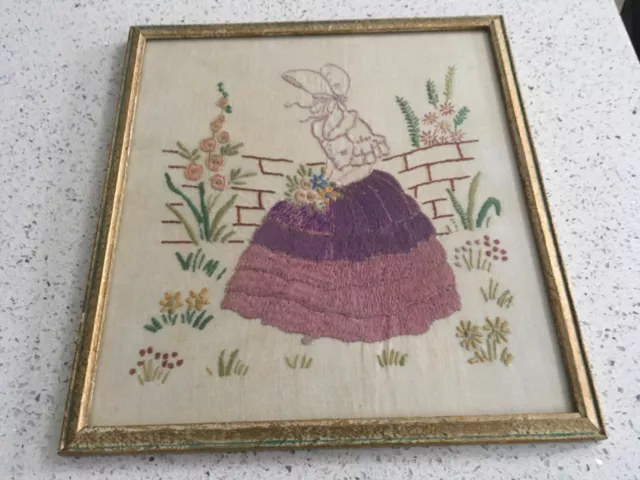 Cuadro enmarcado bordado vintage de dama en un jardín