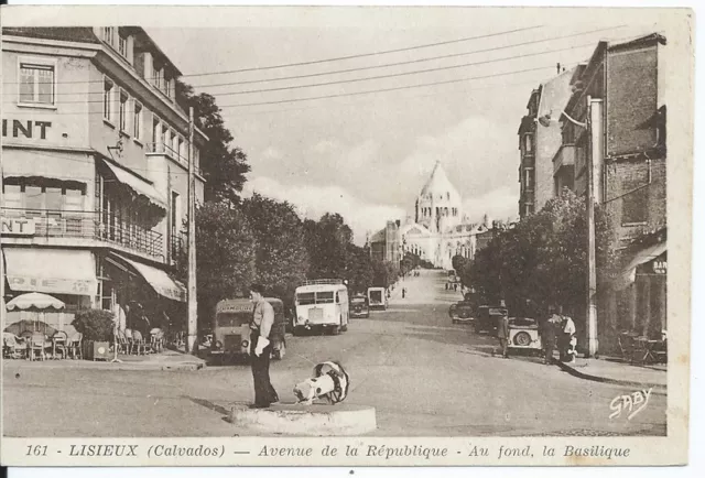 CPA 14- LISIEUX - Avenue de la république - Au Fond la Basilique