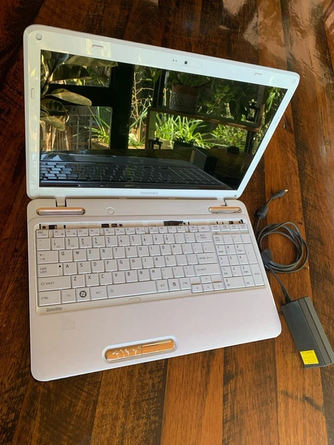 TOSHIBA SATELLITE L750D 8GB Quad Core 2x 256GB SSD - Main Image