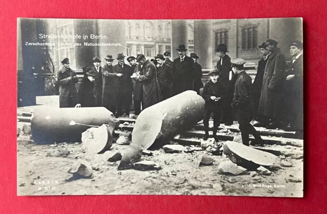 Foto AK BERLIN um 1919 Straßenkämpfe Typen am Nationaldenkmal    ( 134469