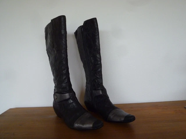 Bottes.  Cuir Noir. Pointure: 39. Pour Femme. Tres Bon Etat.